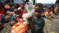 Bantuan kepada korban bencana cuaca ekstrem, kekeringan dan cuaca dingin ekstrem akhirnya tiba di Distrik Sinak, Kabupaten Puncak, Provinsi Papua Tengah, Kamis (3/8/2023), yang mana membuat anak-anak tersenyum menyambut makanan dan mainan. (Dok Badan Nasional Penanggulangan Bencana/BNPB)