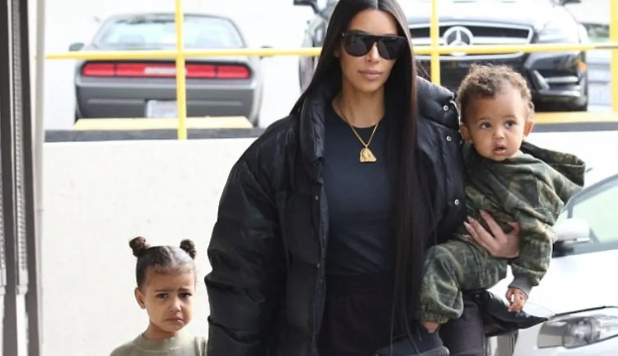 Kim Kardashian tentu saja miliki jadwal yang penuh di tiap harinya. Namun ia masih bisa mengurus anaknya dengan baik. (jul-az-rol/X17online.com)
