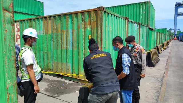 Seorang wanita tanpa identitas ditemukan meninggal di dalam peti kemas di Pelabuhan Tanjung Priok, Jakarta Utara pada Selasa 16 Januari 2024.