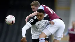 Bek Aston Villa, Matt Targett, berebut bola dengan bek Fulham, Kenny Tete, pada laga lanjutan Liga Inggris di Craven Cottage, Selasa (29/9/2020) dini hari WIB. Aston Villa menang 3-0 atas Fulham. (Mike Hewitt/Pool via AP)