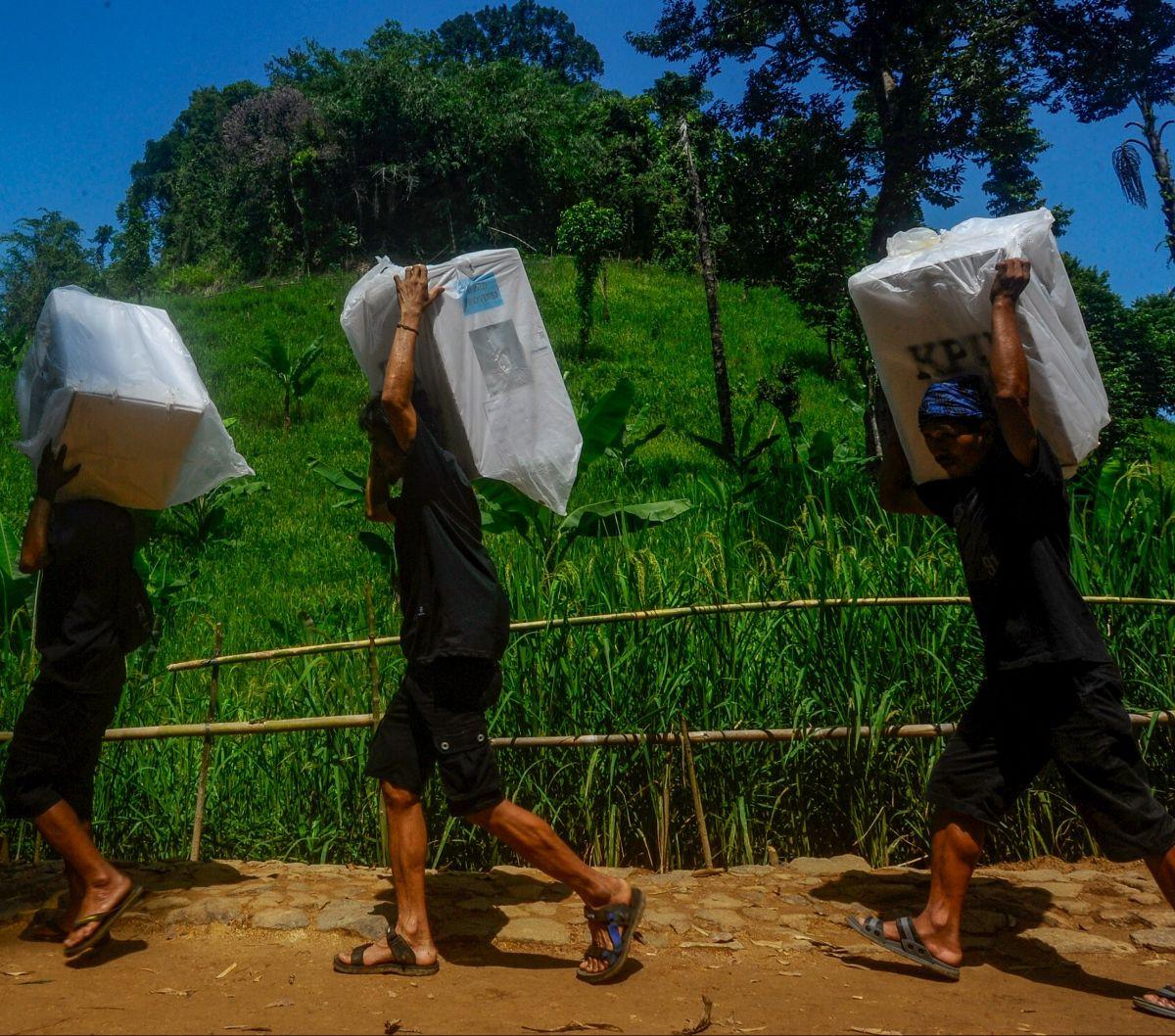 Sejumlah warga Baduy Luar membawa kotak suara Pemilu 2024 untuk didistribusikan ke sejumlah Tempat Pemungutan Suara (TPS) di kawasan Kadu Ketug 3, Leuwidamar, Lebak, Banten, Selasa (13/2/2024). Pendistribusian logistik Pemilu 2024 ini dilakukan sehari men