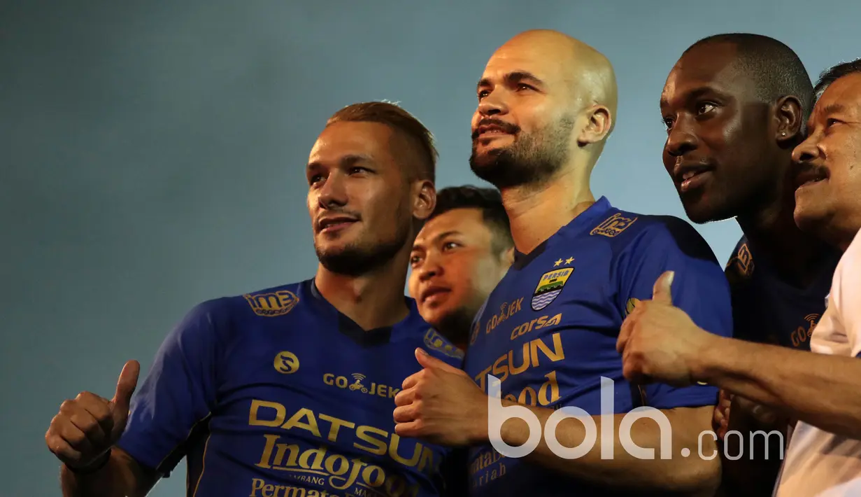 Pemain Persib Bandung, Maitimo, Van Dijk, Cole dan Manajer, Umuh Muchtar berfoto saat peluncuran tim di Stadion Siliwangi, Bandung, Minggu (2/4/2017). Peluncuran tim ini menandai kesiapan Persib menghadapi Liga 1 Indonesia. (Bola.com/Nicklas Hanoatubun)