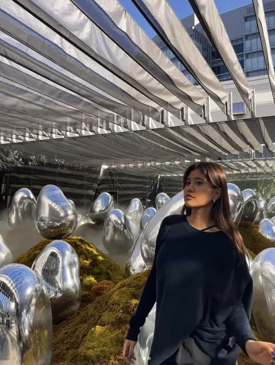 Untuk hadirkan gaya yang lebih standout, oversized shirt dengan aksen ruffle hadirkan kesan yang berbeda. [Foto: Instagram/ miyakeinaka]