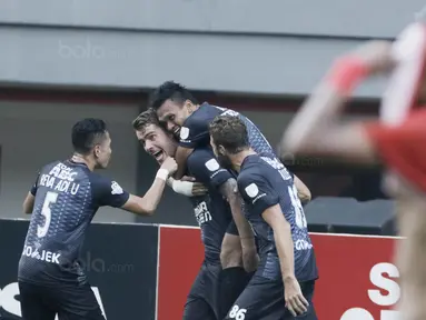 Striker PSM, Willem Jan Pluim, melakukan selebrasi usai mencetak gol ke gawang Persija pada laga Liga 1 di Stadion Patriot, Bekasi, Selasa  (15/8/2017). Persija bermain imbang 2-2 dengan PSM. (Bola.com/M Iqbal Ichsan)