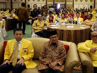 Presiden Ke-3 BJ Habibie (tengah) di dampingi Ketum Partai Golkar, Setya Novanto (kiri) Dewan Pembina DPP Partai Golkar Aburizal Bakrie menghadiri Seminar Nasional Partai Golkar, Jakarta, Kamis (19/10). (Liputan6.com/Johan Tallo )