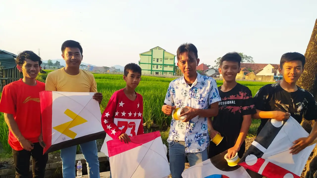 Para pehobi layangan asal Kampung Ciawitali, Desa Jayaraga, Kecamatan Tarogong Kidul, Garut, nampak ceria sebelum memaikan aduan layangan dengan warga lainnya.