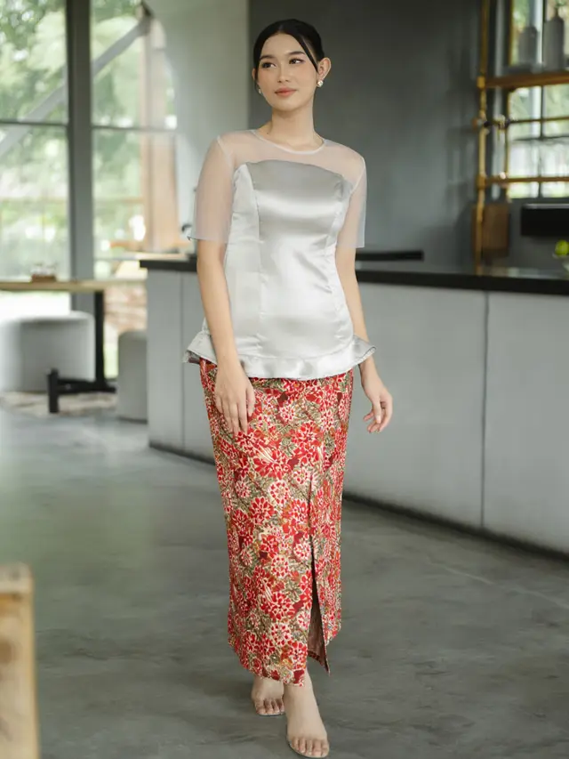 Kebaya Lengan Pendek Klasik Kombinasi Batik