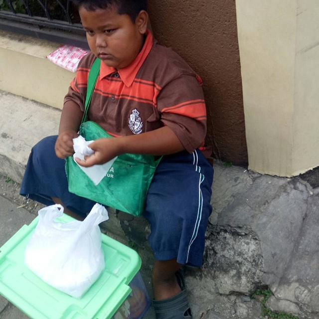 Fadli si anak yang jualan donat keliling demi biaya sekolah/copyright instagram.com/camdelll