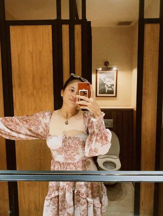 Sitha Marino dibalut summer mini dress lainnya. Kali ini, dress pilihan Sitha memiliki detail lengan panjang, detail kerut yang manis, dan bagian leher yang terbuka. [Foto: Instagram/sithamarino]