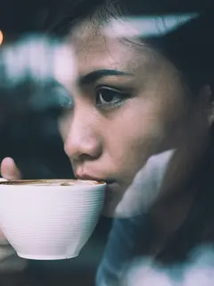 Kopi mungkin jadi minuman favorit yang menenangkan, tetapi kamu harus waspada karena terlalu banyak kafein bisa memicu lonjakan kortisol dalam tubuh. (Foto dok: Freepik/jcomp).