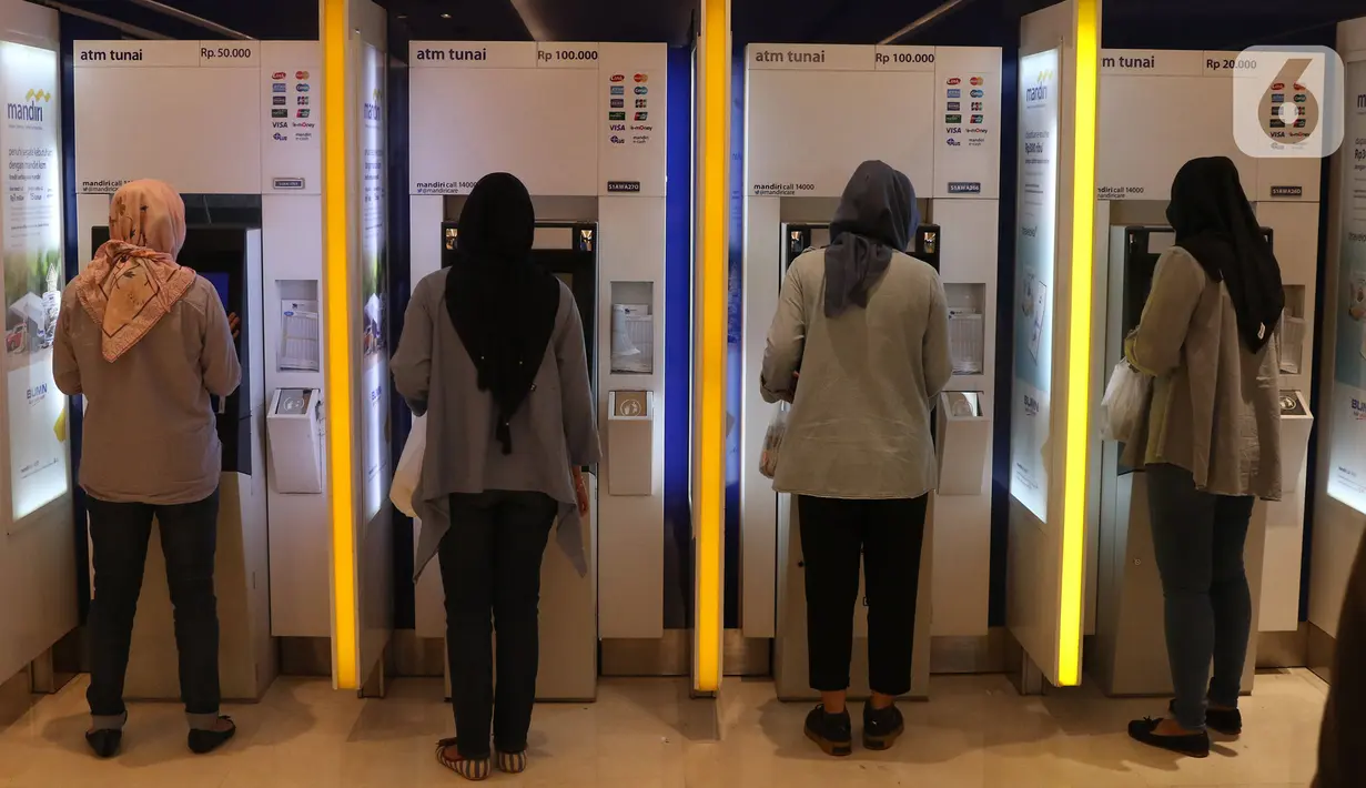 Nasabah melakukan transaksi elektronik perbankan melalui ATM di Jakarta, Selasa (4/2/2020). Transaksi kanal elektronik Bank Mandiri sepanjang 2019 juga terdongkrak naik empat persen secara yoy menjadi  Rp 2,1 miliar transaksi dengan nilai finansial sebesar Rp 3,1 triliun. (Liputan6.com/Angga Yuniar)