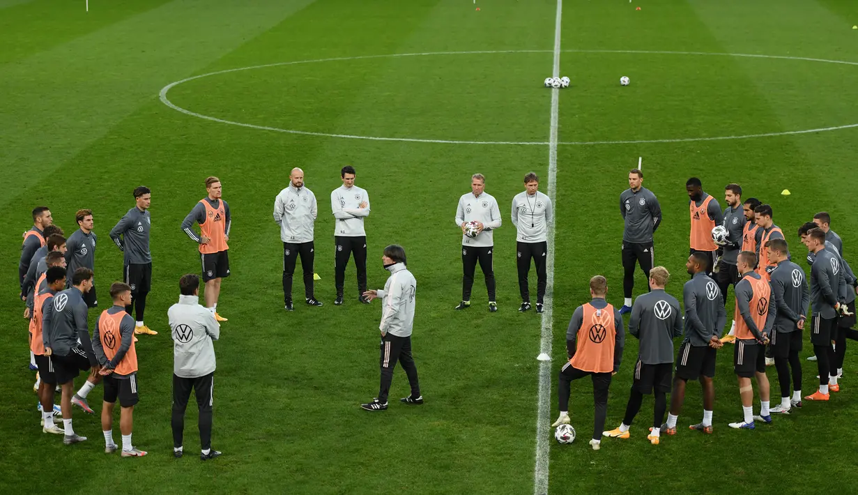 Pelatih Jerman, Joachim Loew, memberikan arahan kepada pemainnya saat sesi latihan di RheinEnergie Stadion, Selasa (13/10/2020). Jerman akan menghadapi Swiss di UEFA Nations League. (AFP/ Ina Fassbender)