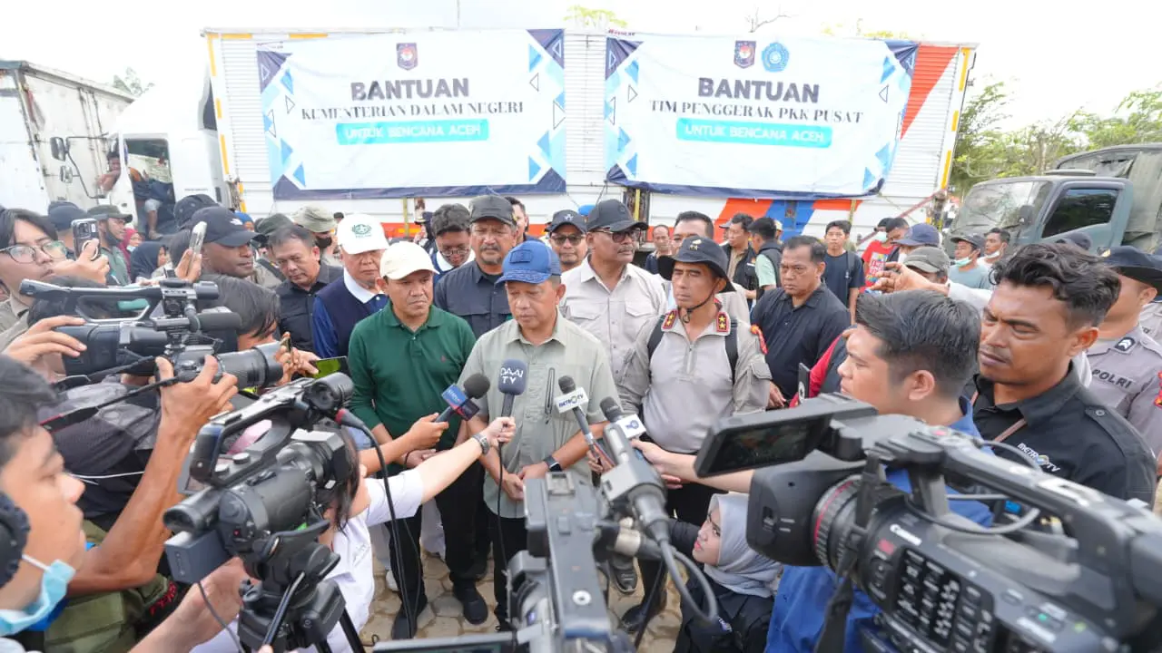 Menteri Dalam Negeri (Mendagri) Muhammad Tito Karnavian usai rapat dengan pemerintah daerah (Pemda) dan pihak terkait di Kabupaten Aceh Tamiang, Aceh, Senin (22/12/2025).