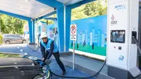 Direktur Utama PLN, Darmawan Prasodjo melakukan pengisian daya kendaraan listrik yang digunakannya dalam perjalanan dari Gresik ke Yogyakarta di SPKLU ultra fast charging di rest area km 626B Saradan, Kabupaten Madiun, Jawa Timur. (dok: PLN)