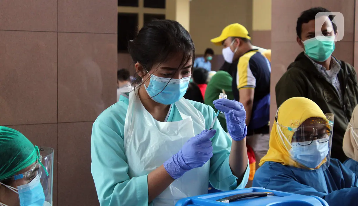 Vaksinator menyiapkan vaksin COVID-19 saat vaksinasi massal di Gedung Pemerintah Kota Tangerang, Banten, Kamis (25/2/2021). Vaksinasi ini dilaksanakan hingga satu minggu ke depan. (Liputan6.com/Angga Yuniar)