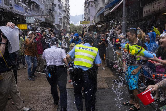 Merayakan dengan Sopan