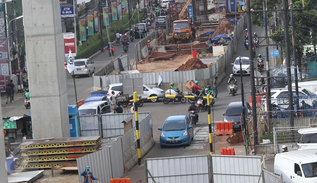 Pekerja menyelesaikan proyek Mass Rapid Transit (MRT) di Jalan Fatmawati Raya, Jakarta, Kamis (9/2). Untuk mempercepat pembangunan struktur layang proyek MRT Jakarta, sebagian Jalan RS Fatmawati ditutup selama setengah tahun. (Liputan6.com/Angga Yuniar)