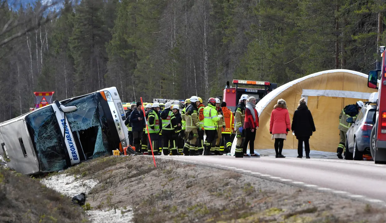 Suasana evakuasi sebuah bus rombongan anak-anak yang mengalami kecelakaan di E45 wilayah Sveg dan Fagelsjo di Swedia (2/4). (Photo Nisse Schmidt / TT / kod 40421)
