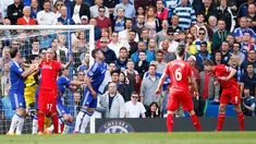 Duel panas terjadi di laga Liga Premier Inggris antara Chelsea dengan Liverpool di Stamford Bridge, Minggu (10/5/2015). Chelsea bermain imbang 1-1 atas Liverpool.(Reuters/John Sibley)
