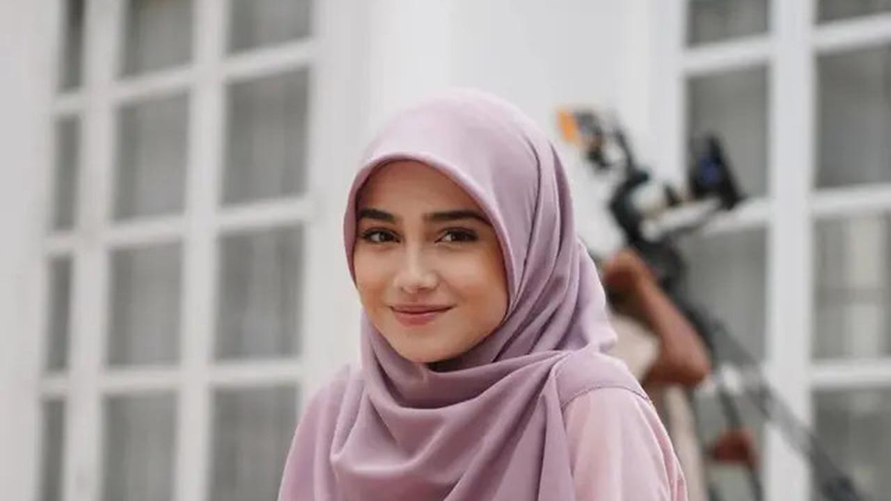 7 Gaya Muslimah Syifa Hadju, Tampil Menawan dan Memukau dengan Hijab