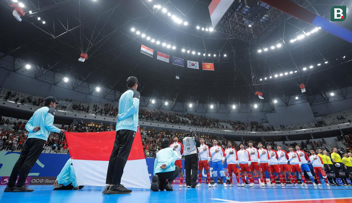 Pemain Timnas Futsal Indonesia menyanyikan lagu kebangsaan Indonesia Raya saat laga Grup A Piala Asia Futsal 2026 melawan Korea Selatan di Indonesia Arena, Senayan, Jakarta, Selasa (27/01/2026). (Bola.com/Bagaskara Lazuardi)