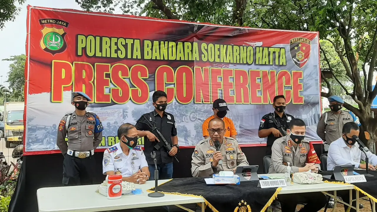 Kabid Humas Polda Metro Jaya Kombes Pol Yusri Yunus, saat jumpa pers di Polresta Bandara Soekarno Hatta, Senin (28/9/2020).