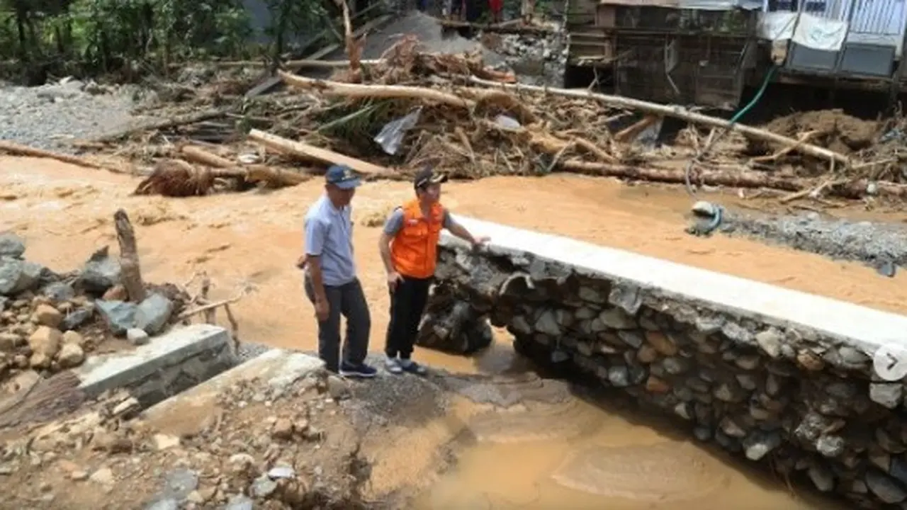 Bupati Trenggalek Nur Arifin saat meninjau lokaso banjir. (foto: kominfo trenggalek)