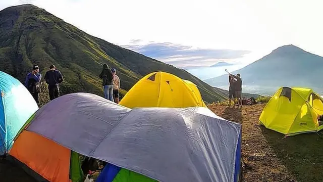 Tenda para pendaki di Gunung Kembang