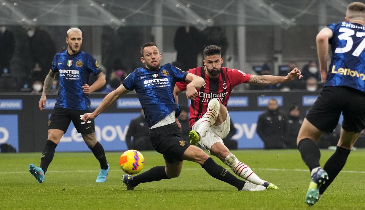 Hanya berselang tiga menit, Olivier Giroud mencetak gol keduanya untuk membawa AC Milan berbalik unggul 2-1. Gol dicetak usai memanfaatkan umpan Davide Calabria. (AP/Antonio Calanni)