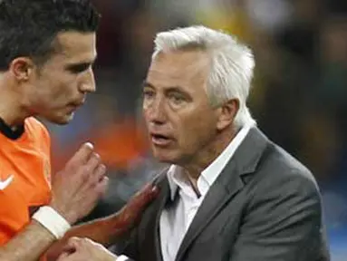 Striker Belanda Robin van Persie (kiri) berbicara dengan bosnya Bert Van Marwijk di laga perdelapan final PD 2010 lawan Slovakia di Moses Mabhida Stadium, Durban, 28 Juni 2010. AFP PHOTO / THOMAS COEX 