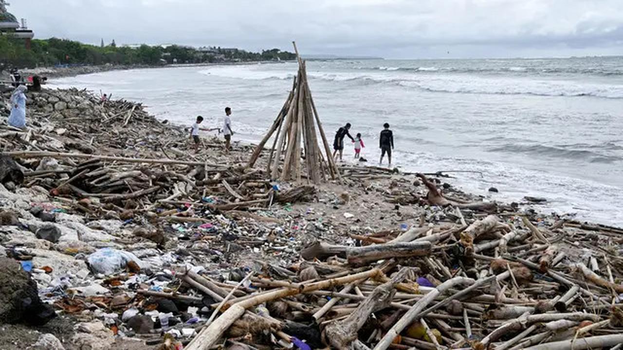 Ironis, Saat Libur Akhir Tahun Pantai Kuta Justru Dipenuhi Sampah Kiriman