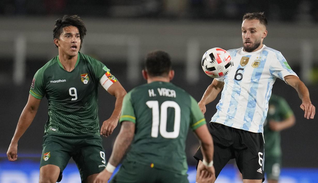 Bek Argentina, German Pezzella mengontrol bola di depan pemain Bolivia, Henry Vaca dan Marcelo Martins pada Kualifikasi Piala Dunia 2022 zona Amerika Selatan, di Stadion El Monumentttal, Jumat (10/9/2021). Hat-trick Lionel Messi membuat Argentina menang 3-0. (AP/Natacha Pisarenko, Pool)