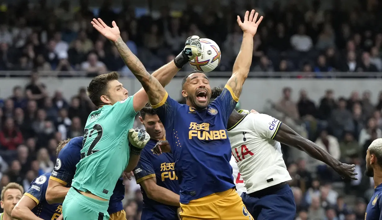 Kiper Newcastle United Nick Pope dibayangi bek Tottenham Hotspur Davinson Sanchez pada laga pekan ke-13 kasta teratas Liga Inggris, Premier League 2022/2023 di Tottenham Hotspur Stadium, Minggu (23/10/2022) malam WIB. Tottenham harus tertinggal dua gol lebih dahulu akibat aksi Callum Wilson dan Miguel Almiron. (AP Photo/Frank Augstein)