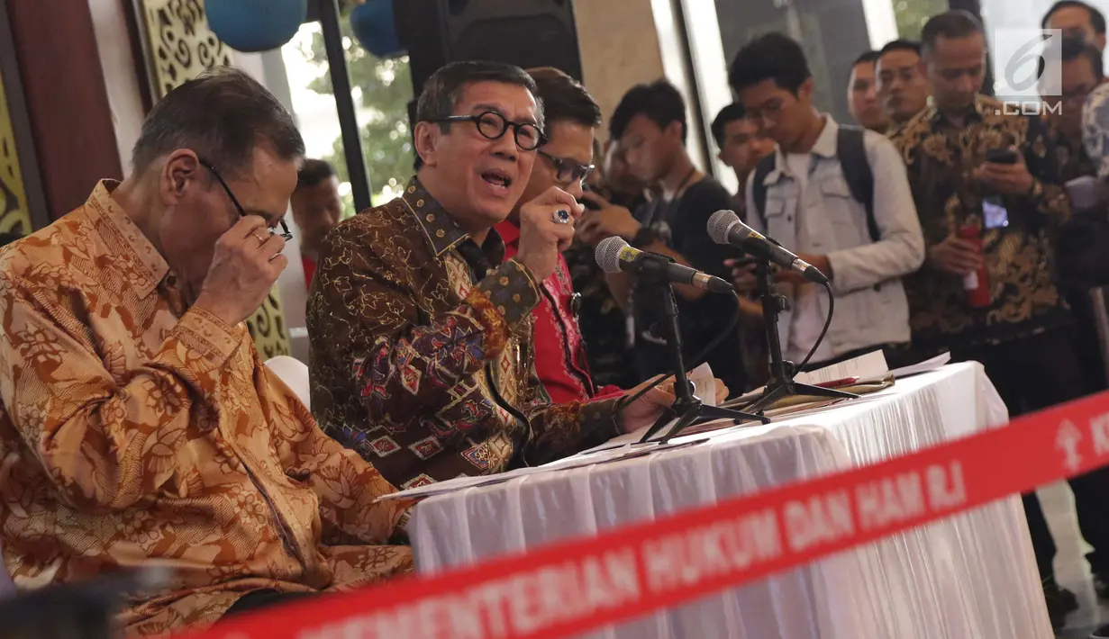Menteri Hukum dan HAM, Yasonna Laoly (kedua kiri) saat menyampaikan keterangan terkait penundaan pengesahan RUU KUHP di Graha Pengayoman Kementerian Hukum dan HAM, Jakarta, Jumat (20/9/2019). Menkumham juga mengklarifikasi beberapa isu terkait draft RUU KUHP. (Liputan6.com/Helmi Fithriansyah)