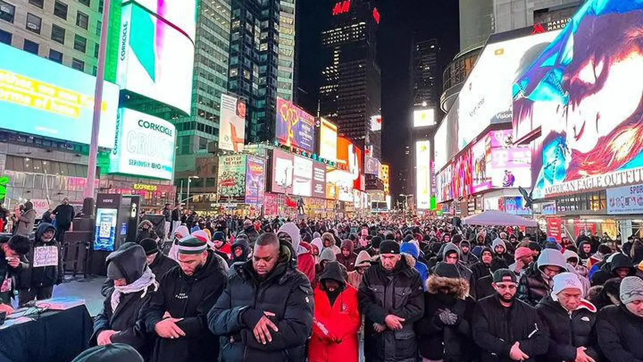 Ratusan Umat ​​Muslim Kembali Gelar Shalat Tarawih di Times Square New York
