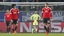 Ekspresi kekecewaan Marouane Fellaini (kiri) dan Nick Powell (kanan) usai Nalo mencetak gol bagi Wolfsburg, Rabu (9/12/2015) dini hari WIB. (Reuters/Carl Recine)