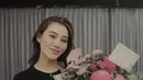 Ia juga tampak manis dengan dress hitam yang begitu sederhana,  [instagram/aaliyah.massaid/thariqhalilintar]