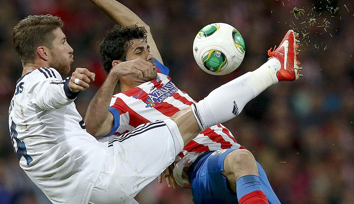Striker Atletico Madrid, Diego Costa, berebut bola dengan bek Real Madrid, Sergio Ramos, pada laga final Piala Raja di Stadion Santiago Bernabeu, Spanyol, Jumat (17/5/2013). (EPA/Alberto Martin)
