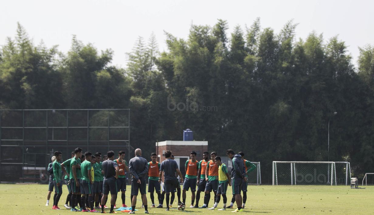 Para pemain Timnas Indonesia U-22 bersiap mengikuti latihan di Lapangan SPH Karawaci, Banten, Selasa (8/8/2017). Latihan dilakukan sebagai persiapan jelang SEA Games 2017 Malaysia. (Bola.com/Vitalis Yogi Trisna)