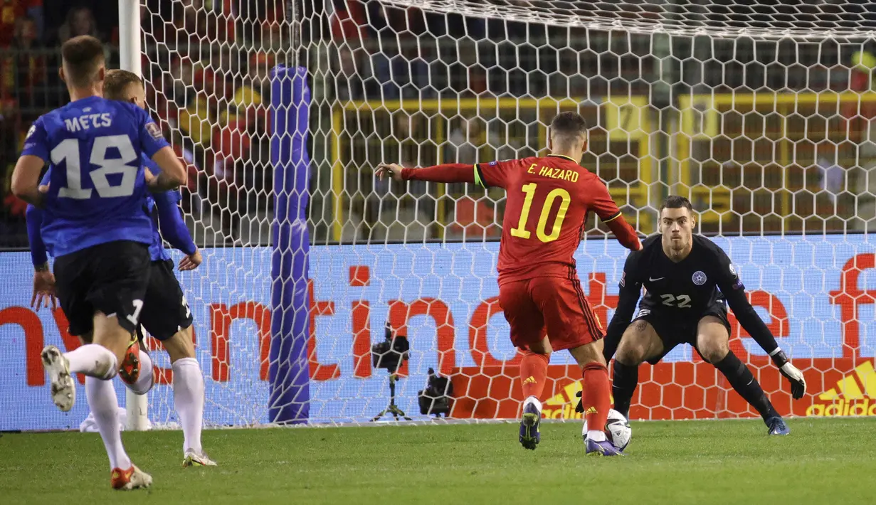 Eden Hazard dan kawan-kawan terus menggempur pertahanan Estonia hingga babak pertama usai, namun tidak ada gol tambahan yang tercipta. (AP/Olivier Matthys)