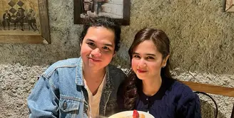 Dalam foto yang diambil di sebuah restoran bernuansa rustic Eropa, Tissa tampil kasual namun tetap modis.  [@tissabiani].