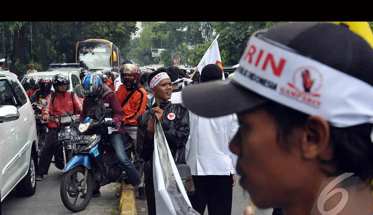 Aksi di depan gedung Mahkamah Konstitusi membuat kemacetan (Liputan6.com/Miftahul Hayat)