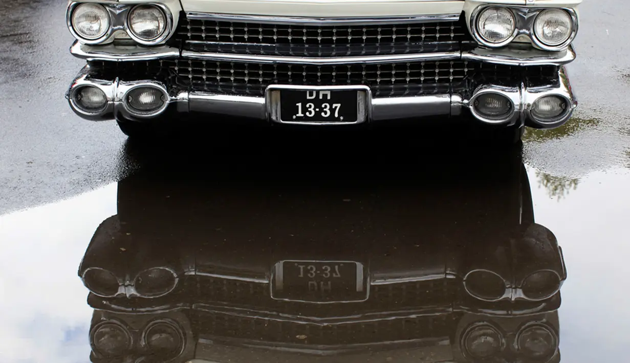 Inilah tampilan depan Cadillac Deville yang ikut mewarnai pameran mobil antik ke-3 di Bucharest, Rumania (12/4/2014) (REUTERS/Radu Sigheti)