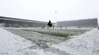Salju dibersihkan dari lapangan sebelum pertandingan Liga Inggris antara Burnley dan Tottenham Hotspur di Turf Moor, Inggris, Minggu (28/11/2021). Laga Liga Inggris pekan ke-13 antara Burnley vs Tottenham ditunda. Pertandingan tersebut ditunda karena hujan salju lebat. (Bradley Collyer/PA via AP)