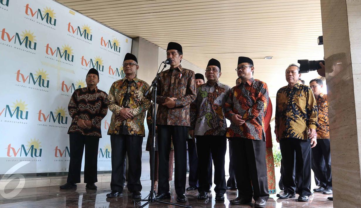 Presiden Joko Widodo memberi keterangan usai pertemuan tertutup di Kantor Pimpinan Pusat Muhammadiyah, Jakarta, (8/11). Kunjungan  Jokowi ke PP Muhammadiyah dalam rangka melakukan konsolidasi atau dialog dengan ormas Islam. (Liputan6.com/Faizal Fanani)