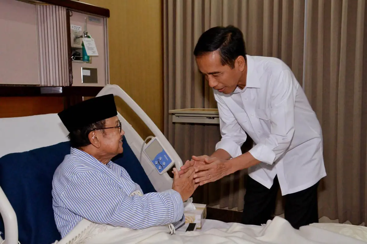 Keakraban Jokowi dan BJ Habibie di Ruang Perawatan