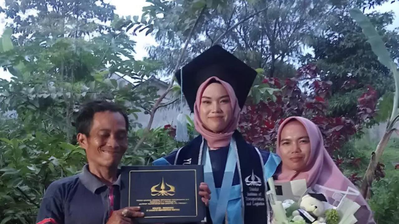 Cewek ini Berhasil jadi Sarjana lalu Difoto di Atas Gerobak