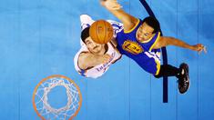 Pemain Warriors, Shaun Livingston #34 menghalau tembakan pemain Thunder, Enes Kanter #11 pada Final Wilayah Barat NBA Playoffs 2016 di Chesapeake Energy Arena, Oklahoma, (24/5/2016). (Ronald Martinez/Getty Images/AFP)