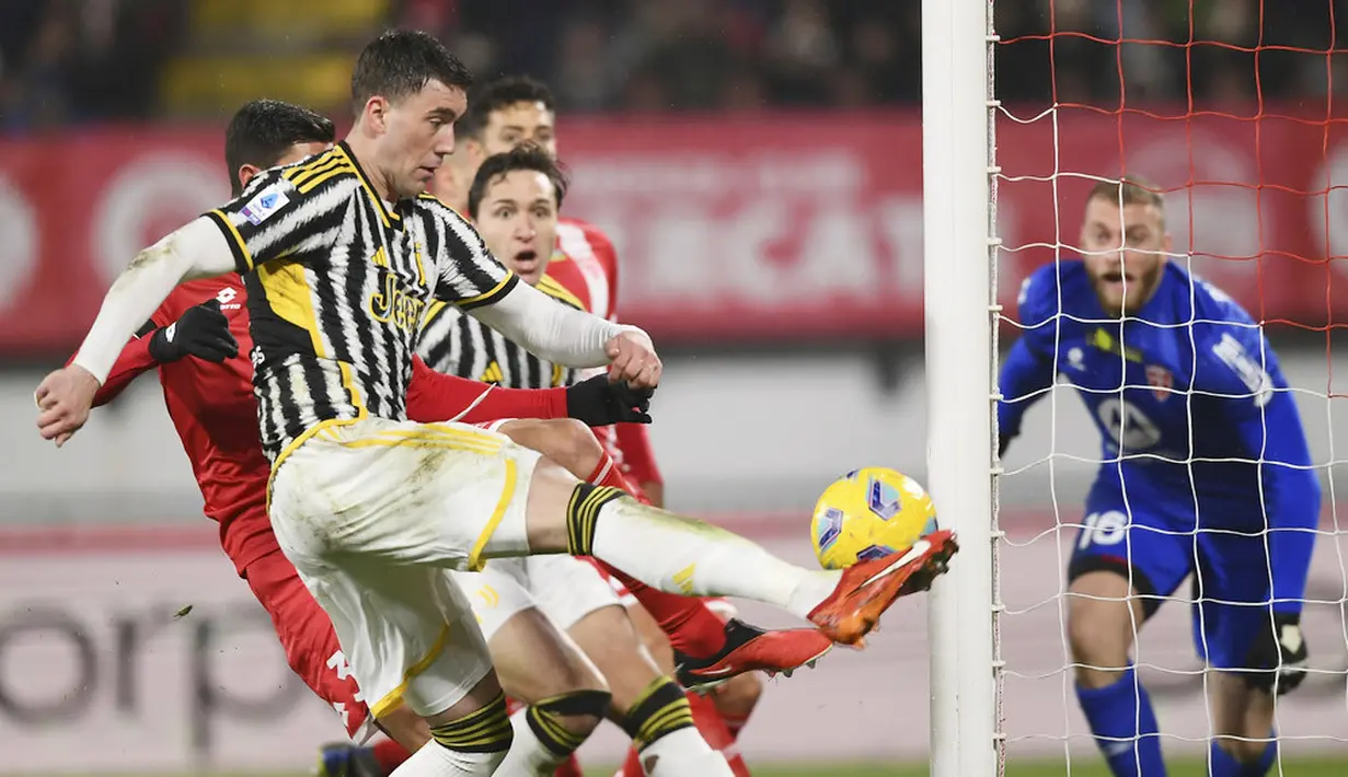 Pemain Juventus, Dusan Vlahovic, berusaha mencetak gol ke gawang AC Monza pada laga Italia di Stadion U-Power, Sabtu (2/12/2023). Juventus menang 2-1 atas AC Monza. (LaPresse via AP/Claudio Grassi)