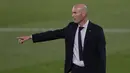 Pelatih Real Madrid, Zinedine Zidane, memberikan arahan kepada pemainnya saat menghadapi Real Valladolid pada laga lanjutan Liga Spanyol di Estadio Alfredo Di Stefano, Kamis (1/10/2020) dini hari WIB. Real Madrid menang 1-0 atas Valladolid. (AP Photo/Manu Fernandez)